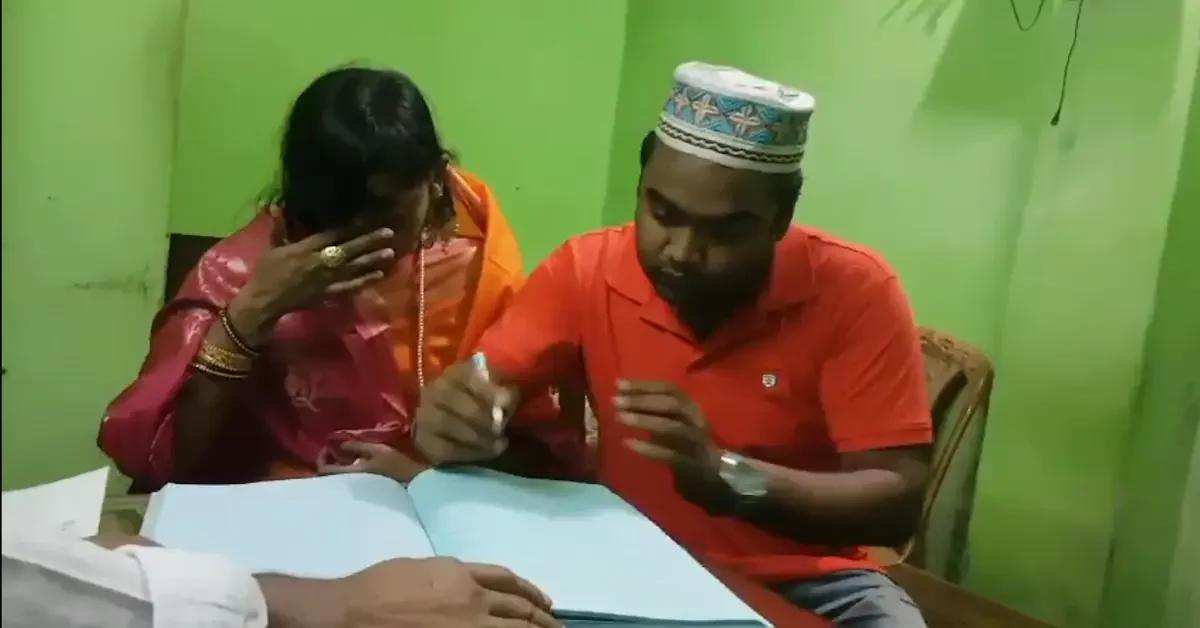রেজা আল মুরাদ (রন) বর সেজে খ্রিস্টান ধর্মের এক নারীকে বিয়ে করতেছে কাজী অফিসে কাবিননামায় স্বাক্ষর করতেছে।