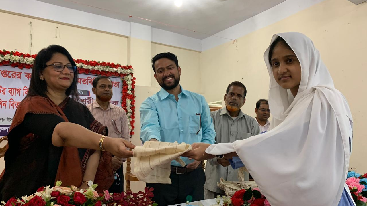 নাগরপুর বাজারে ‘পলিথিনমুক্ত’ পরিবেশ গড়তে জেলা প্রশাসকের উদ্যোগ