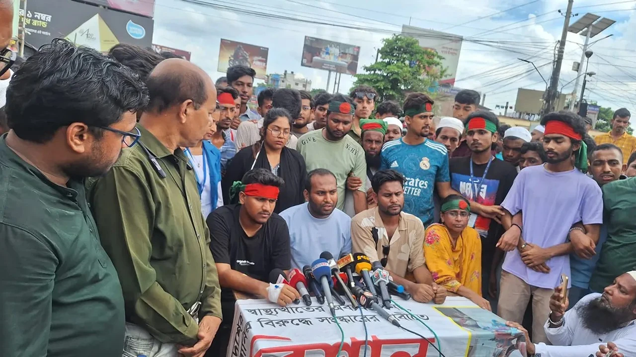 বরিশালে টানা ৬ষ্ঠ দিনের সড়ক অবরোধ: স্বাস্থ্যখাতের সংস্কার দাবিতে ছাত্র-জনতার বিক্ষোভ