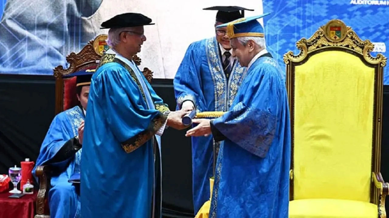 ইউকেএম থেকে সম্মানসূচক ডক্টরেট ডিগ্রি পেলেন প্রধান উপদেষ্টা