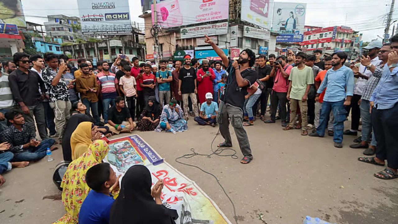 ষষ্ঠ দিনের মতো ঢাকা-বরিশাল মহাসড়ক অবরোধ, ভুক্তভোগীদের ক্ষোভ