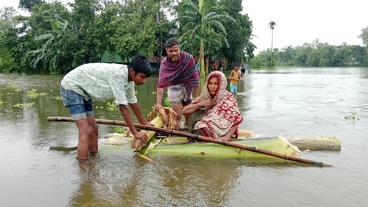 ‘পানি আসছে, মানুষ ভাসছে’, তিস্তার পানি বিপৎসীমার ওপরে