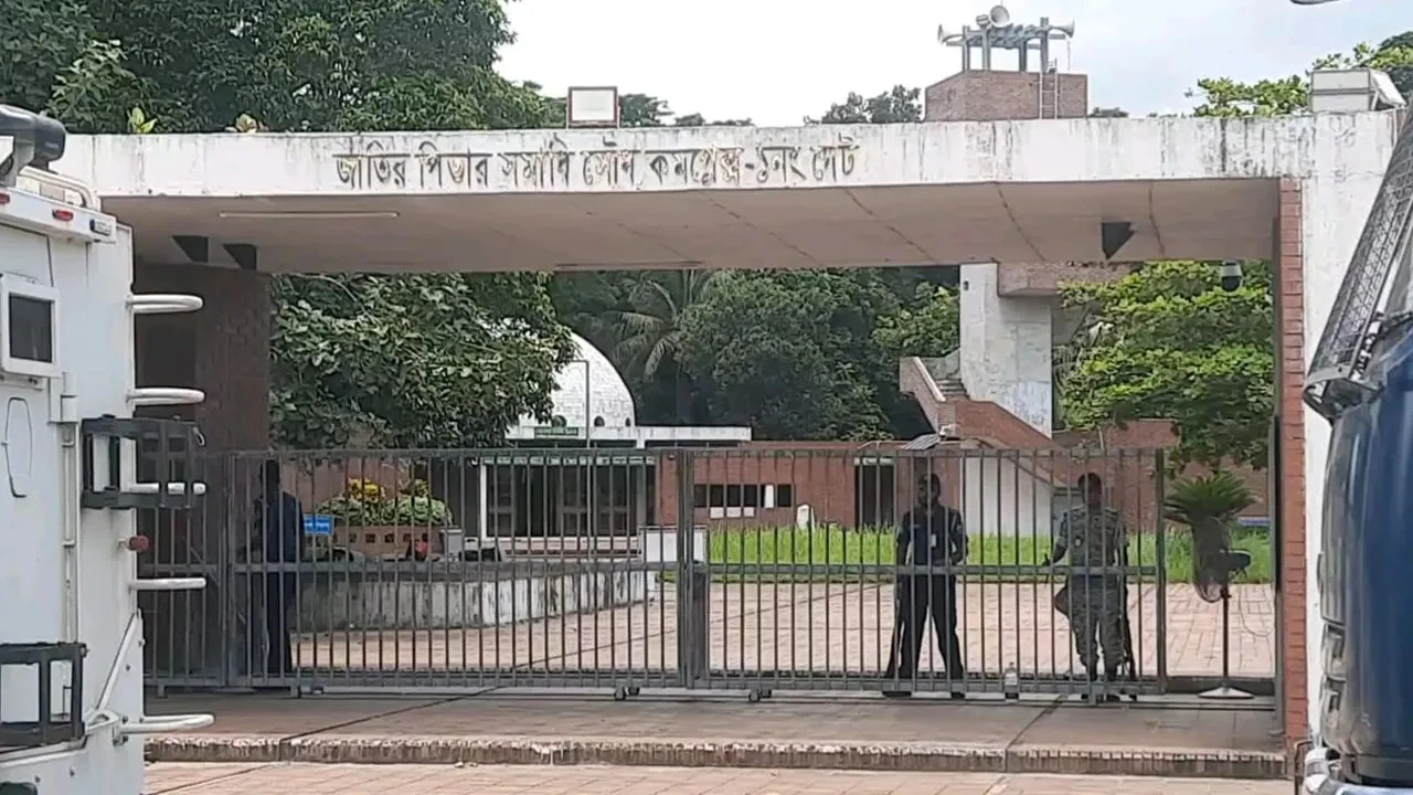 টুঙ্গিপাড়ায় শ্রদ্ধা জানাতে আসেনি কেউ, চারদিকে সুনসান নীরবতা