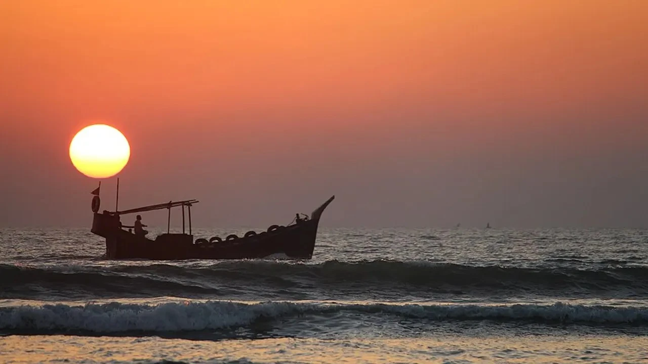 সৈকতে নেমেছিলেন চার বন্ধু, ঢেউয়ে ভেসে একজনের মৃত্যু