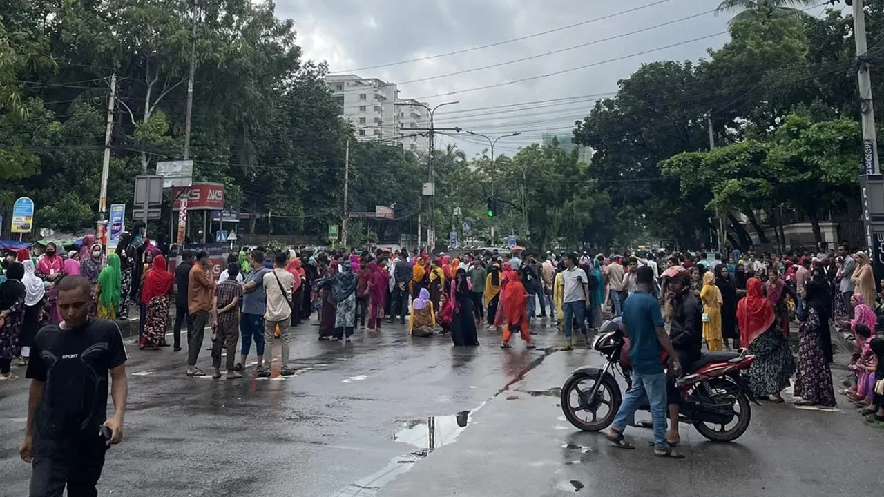 রাজধানীতে গার্মেন্টস শ্রমিকদের সড়ক অবরোধ , যান চলাচল বন্ধ
