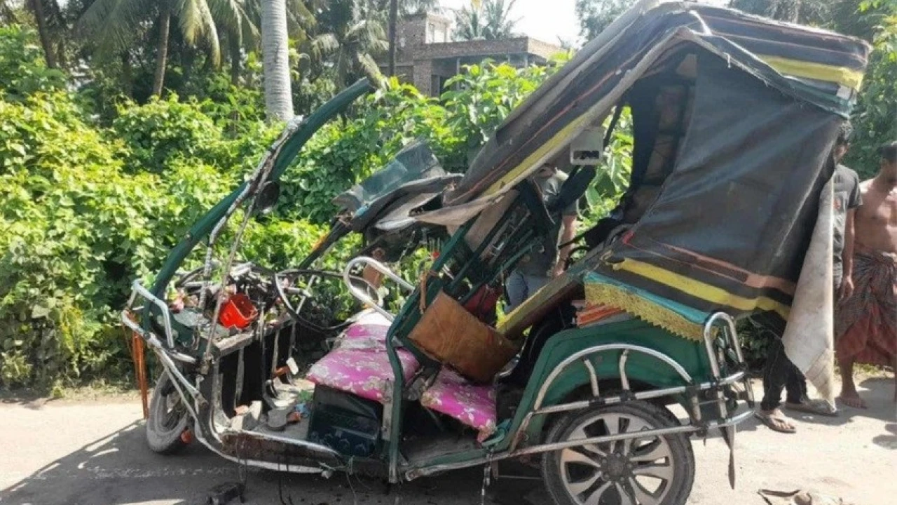 ডুমুরিয়ায় ট্রাকের ধাক্কায় ইজিবাইকের ৩ যাত্রী নিহত