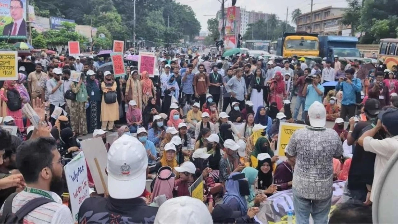 স্থায়ী ক্যাম্পাসের দাবি: আল্টিমেটাম দিয়ে সড়ক ছাড়লেন শিক্ষার্থীরা