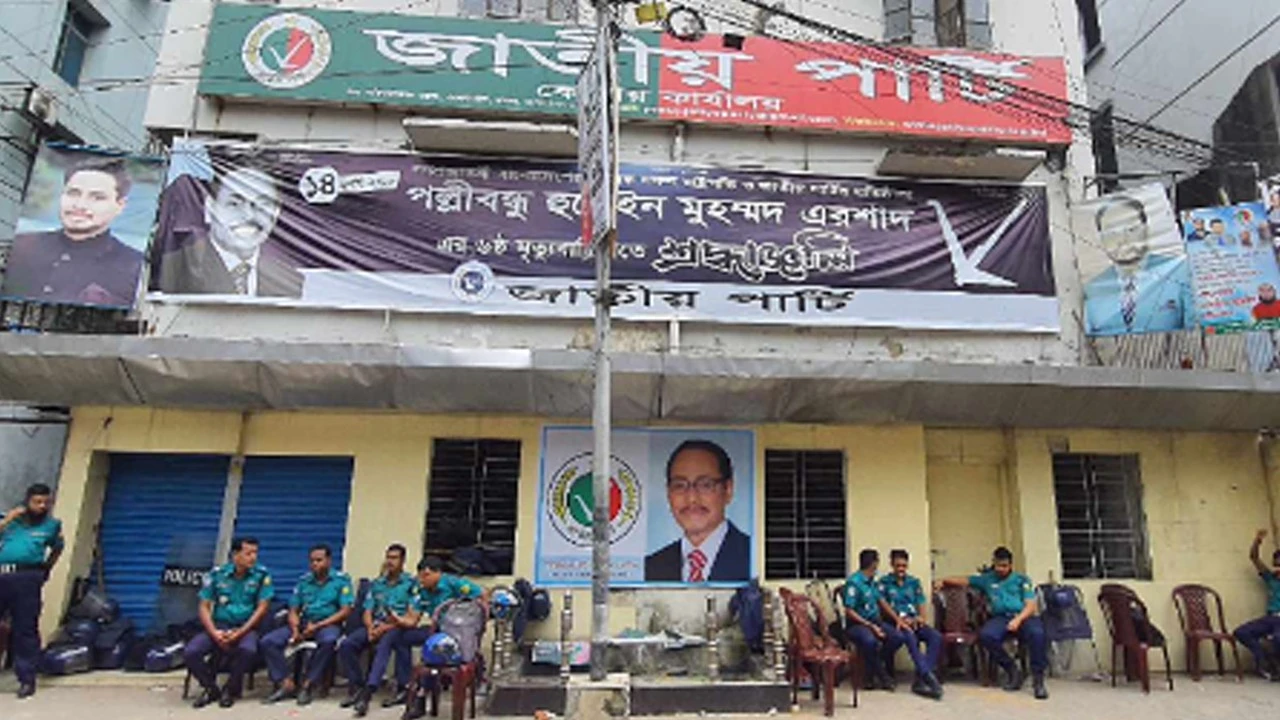 জাপার কার্যালয়ের সামনে পুলিশের সতর্ক অবস্থান