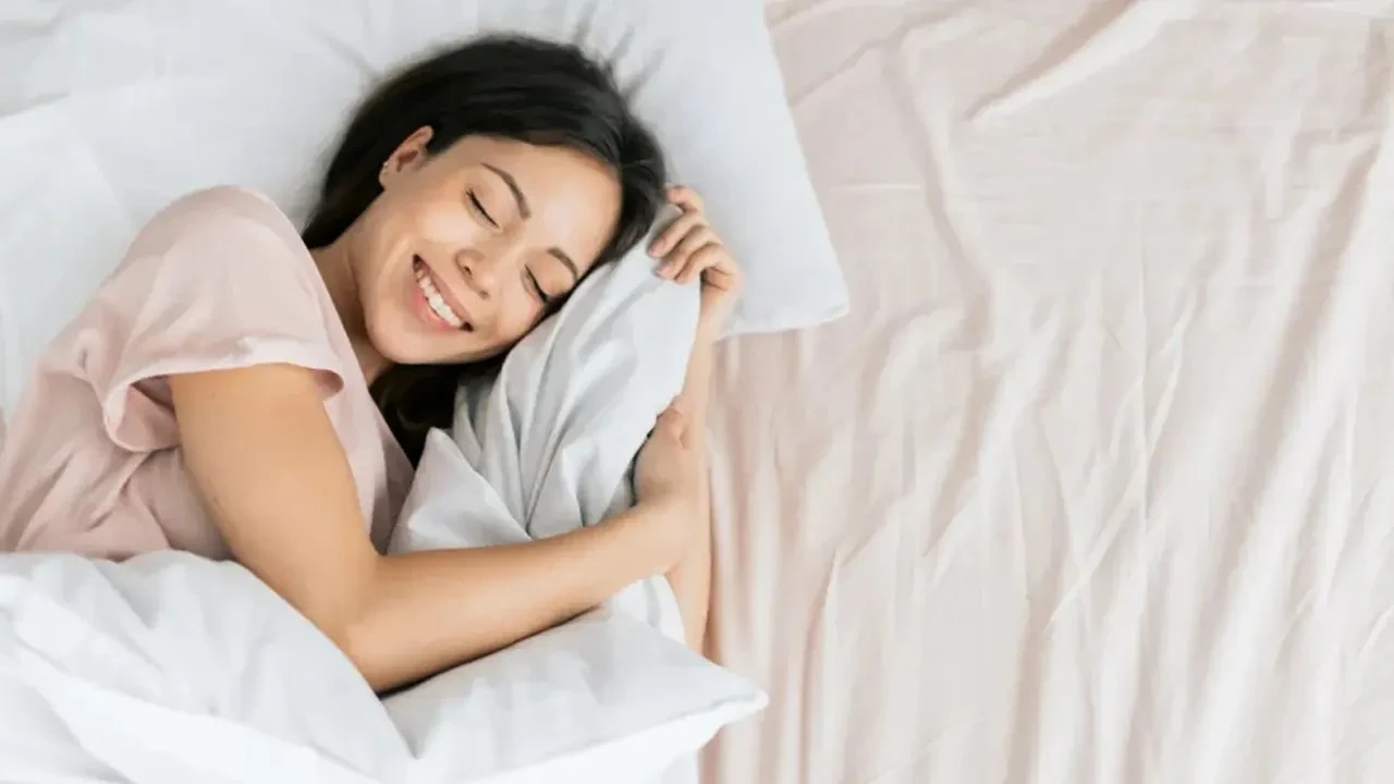 মানুষ ঘুমের মধ্যে কেন হাসে, কী করণীয়