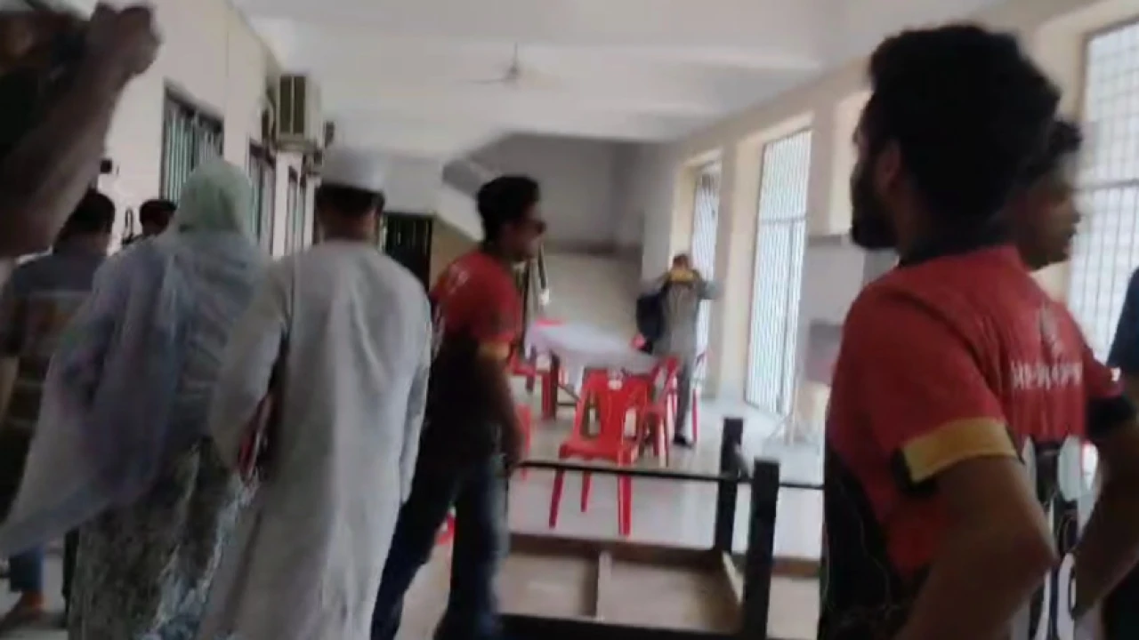 রাকসু কার্যালয়ে ভাঙচুর করল ছাত্রদল