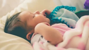 যেসব লক্ষণ দেখা দিলে নবজাতককে চিকিৎসকের কাছে নিতে হবে
