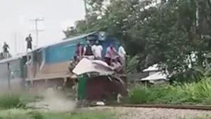 ট্রেনের ধাক্কায় আধা কিলোমিটার দূরে ছিটকে পড়ল অটোরিকশা