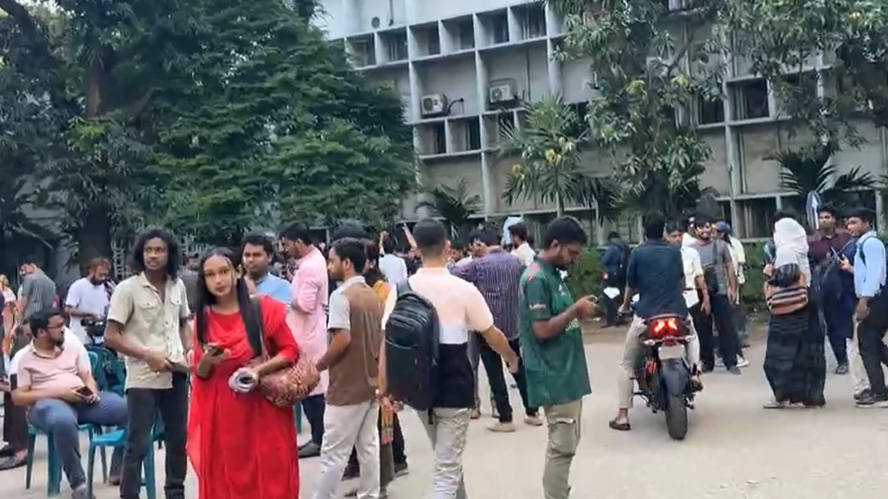 ডাকসু স্থগিতের প্রতিবাদে শহীদুল্লাহ হল থেকে শিক্ষার্থীদের মিছিল