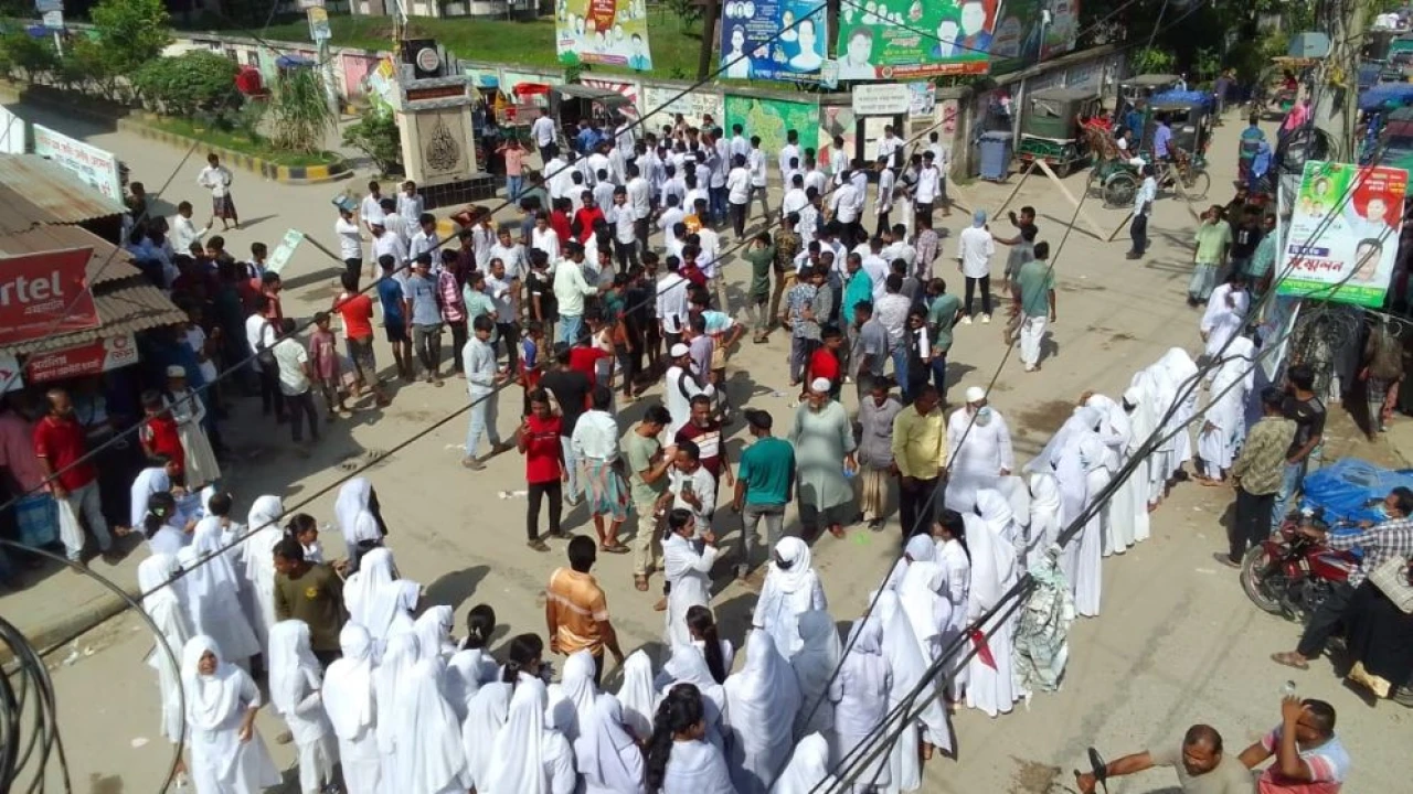 শিক্ষকের ওপর হামলা, সড়ক অবরোধ করে শিক্ষার্থীদের বিক্ষোভ