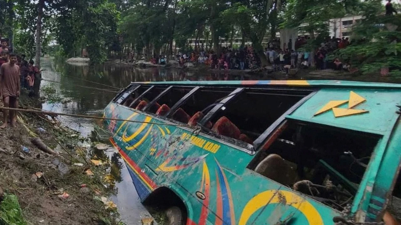 লক্ষ্মীপুরে যাত্রীবাহী বাস খালে, নিহত বেড়ে ৫