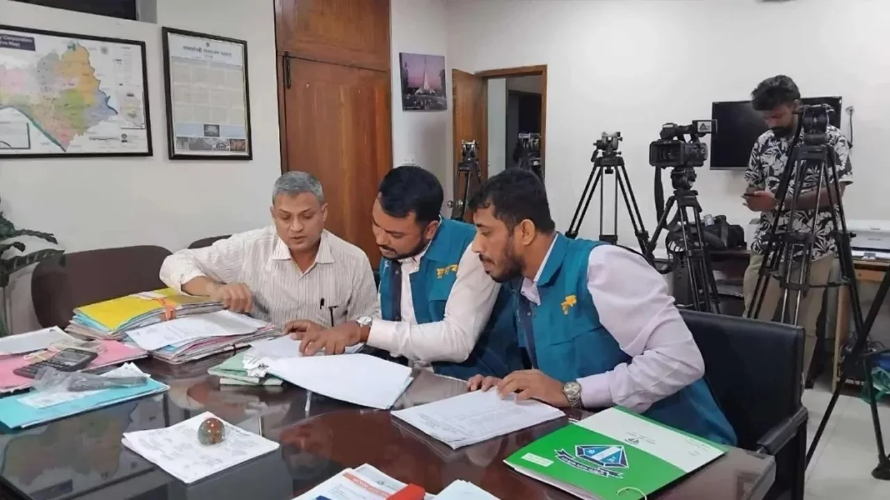 জ্বালানির ভুয়া বিলে কোটি টাকা আত্মসাত, ডিএসসিসিতে দুদকের অভিযান
