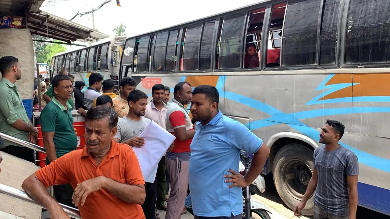 রাজশাহী থেকে ঢাকাগামী বাস চলাচল বন্ধ, ভোগান্তিতে যাত্রীরা
