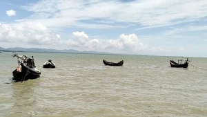 ট্রলারসহ ১৮ জেলেকে ধরে নিয়ে গেল আরাকান আর্মি