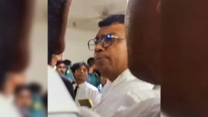 এজলাসে বিচারকের সামনে সাংবাদিককে মারধর