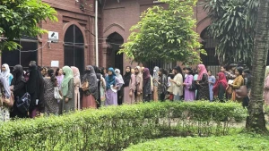 ভোটকেন্দ্রে লম্বা লাইন, যা বলছেন শিক্ষার্থীরা