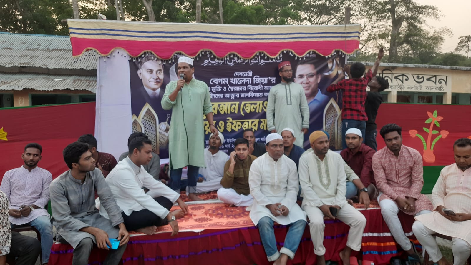 ইফতার মাহফিলে দোয়া ও মোনাজাত