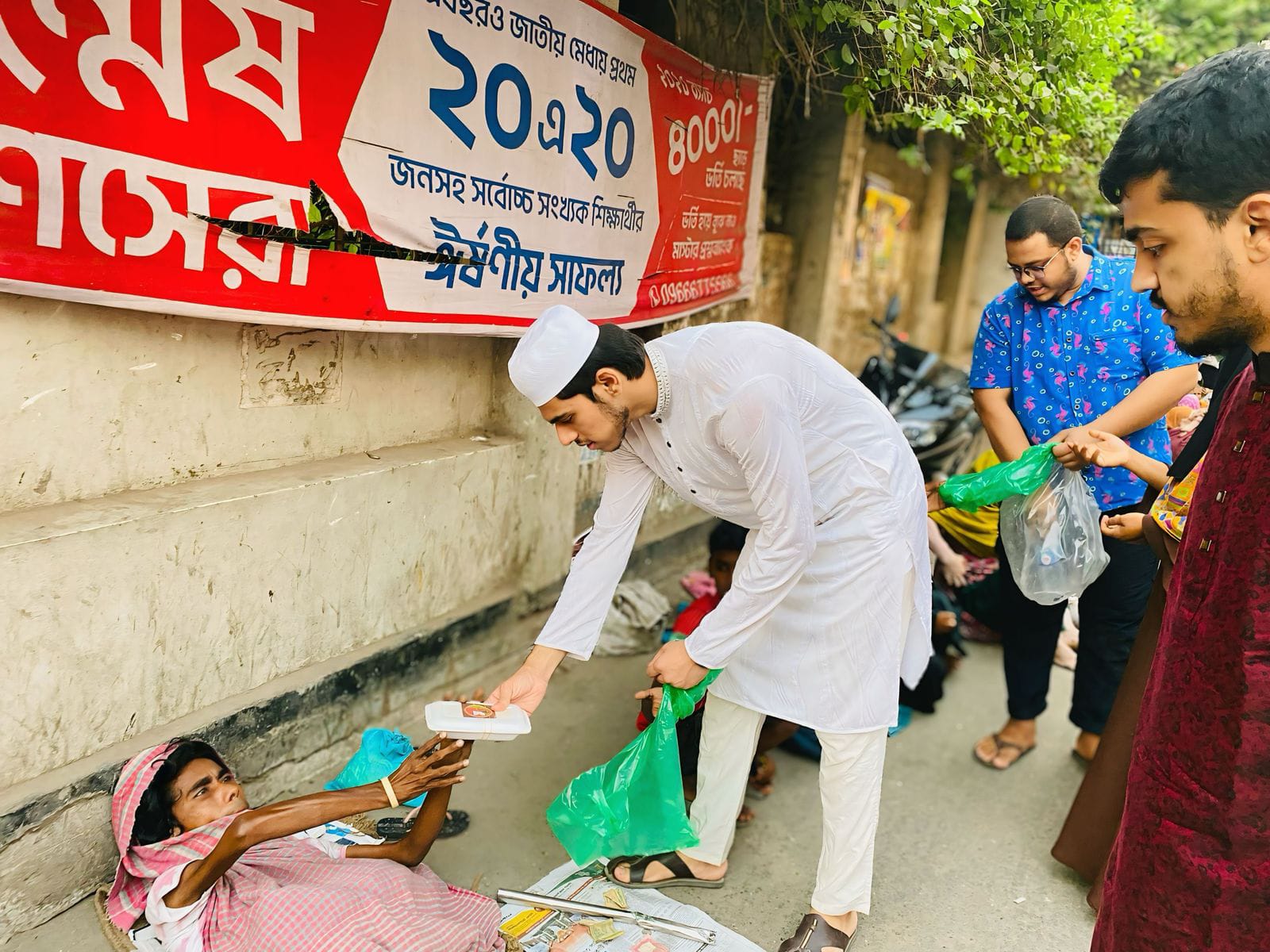 অসহায় মানুষদের মাঝে সূর্যালোক যুব সংগঠন এর ইফতার বিতরণ