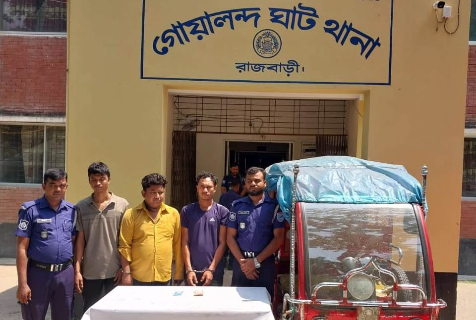 গোয়ালন্দে ব্যবসায়ীকে হত্যার জন্য পদ্মার চরে নেওয়ার সময় ৩জন আটক