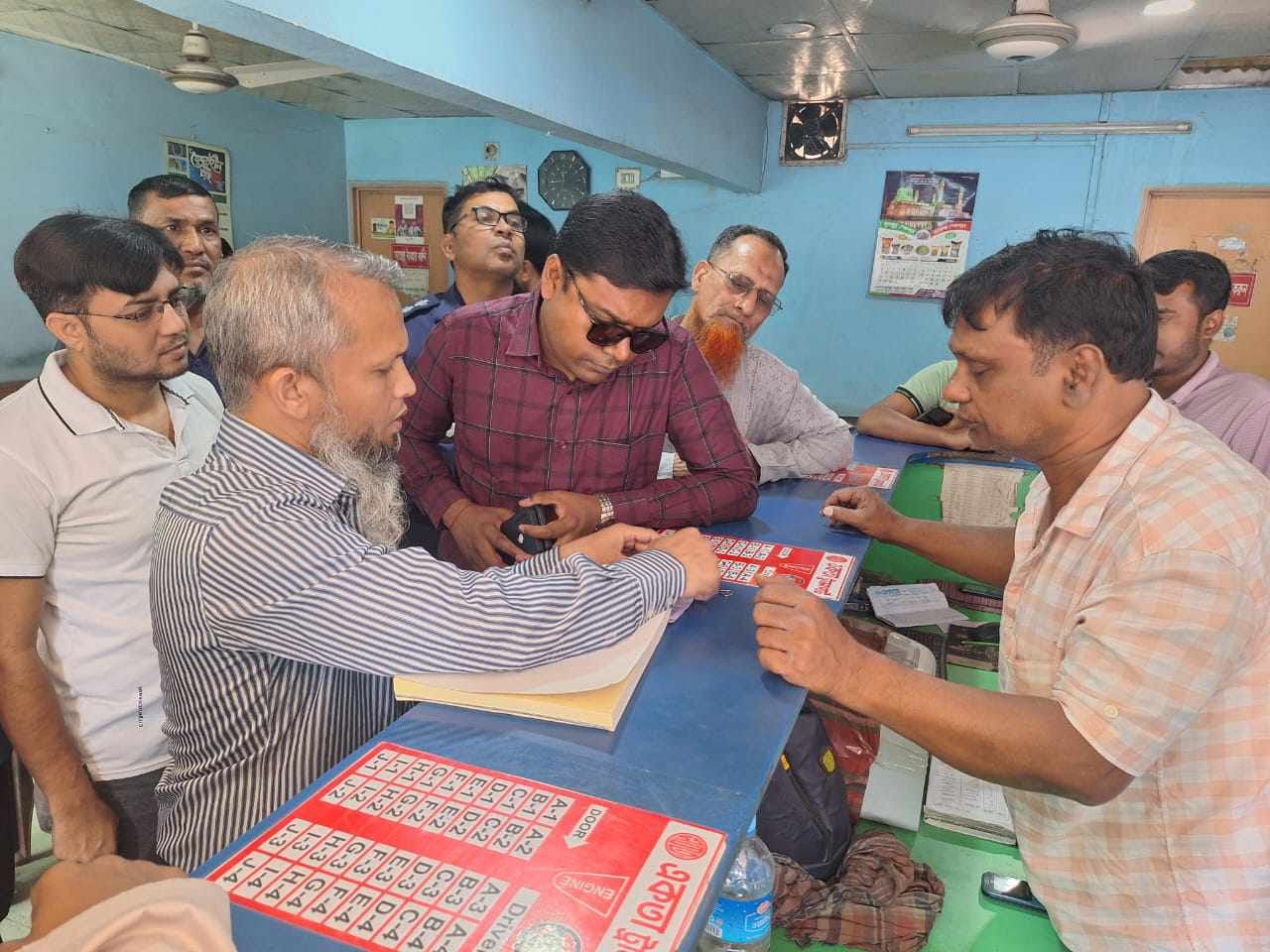 চাঁপাইনবাবগঞ্জে বাসে অতিরিক্ত ভাড়া আদায় রোধে বাস কাউন্টারে বিআরটিএ'র অভিযান