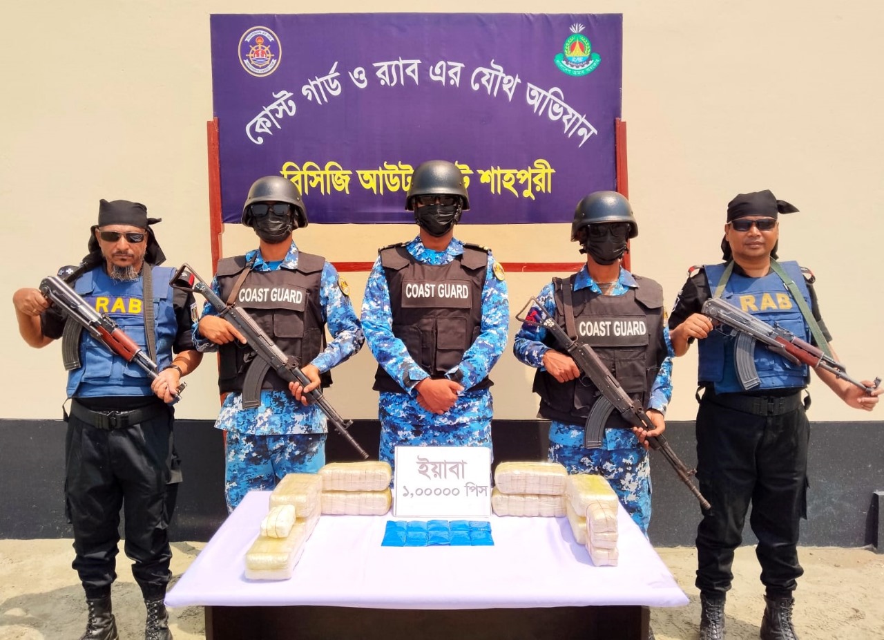 টেকনাফে ইয়াবা অস্ত্র, গোলা ও ৩০ লাখ টাকা উদ্ধার