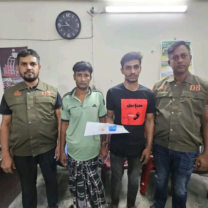 রাজাপুরে ইয়াবাসহ পেশাদার দুই মাদক ব্যবসায়ী আটক