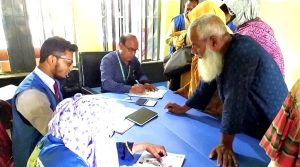 হিলিতে দিনব্যাপী ফ্রি চক্ষু শিবির অনুষ্ঠিত