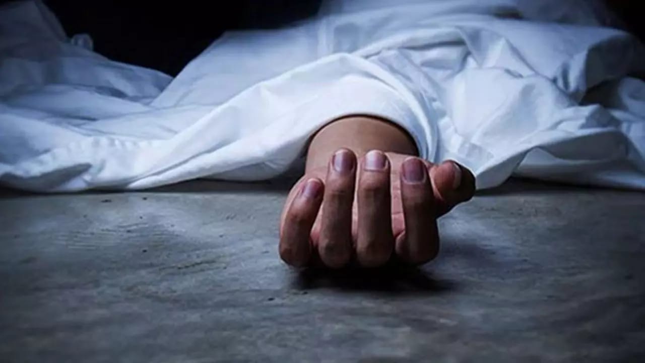 টেকনাফে দরজা ভেঙে যুবকের মরদেহ উদ্ধার টেকনাফে দরজা ভেঙে যুবকের মরদেহ উদ্ধার, এলাকাজুড়ে চাঞ্চল্য