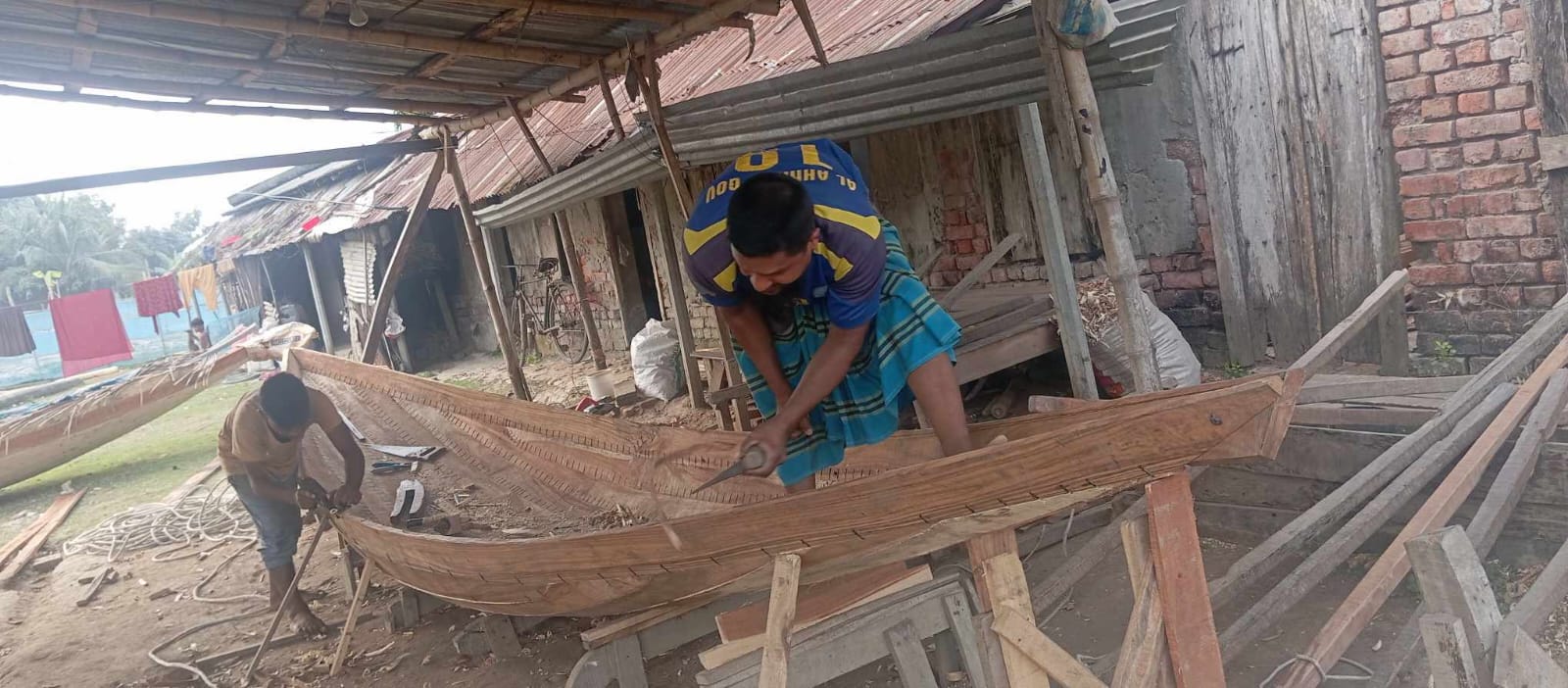 মনিরুলের নৌকা তৈরী করাই একমাত্র পেশা
