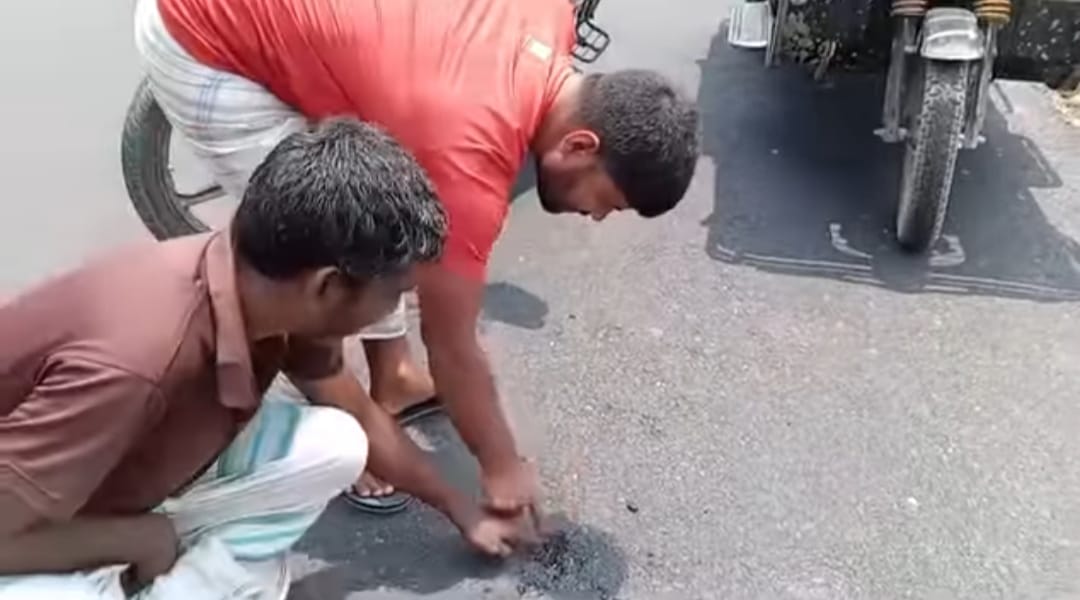 কুড়িগ্রামের ভূরুঙ্গামারী উপজেলায় হাতের টানে উঠে যাচ্ছে রাস্তার পিচ ঢালাই