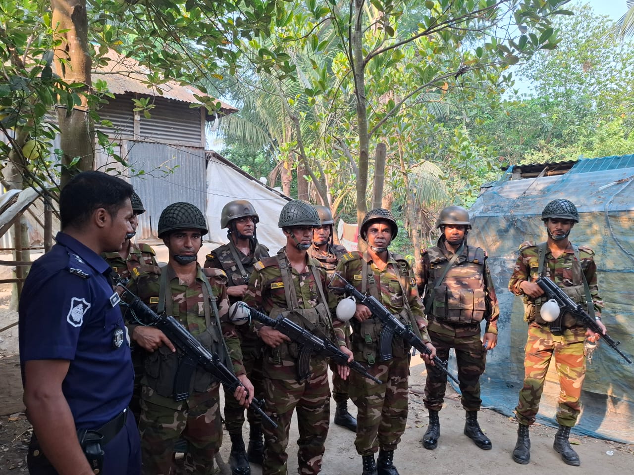 গজারিয়ার গুয়াগাছিয়ায় যৌথ বাহিনীর অভিযানে অস্ত্র-গুলি উদ্ধার,আটক ৩