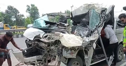 টাঙ্গাইলে দাঁড়ানো ট্রাকে মাইক্রোবাসের ধাক্কা: বাবা-ছেলেসহ ৩ জন নি’হত আ’হত ২ টাঙ্গাইলে দাঁড়ানো ট্রাকে মাইক্রোবাসের ধাক্কা: বাবা-ছেলেসহ ৩ জন নি’হত আ’হত ২