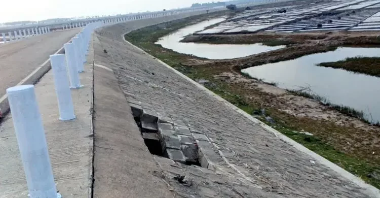 ভাঙনের মুখে ৬৭ কোটি টাকার সড়ক, ধসে পড়ছে ব্লক