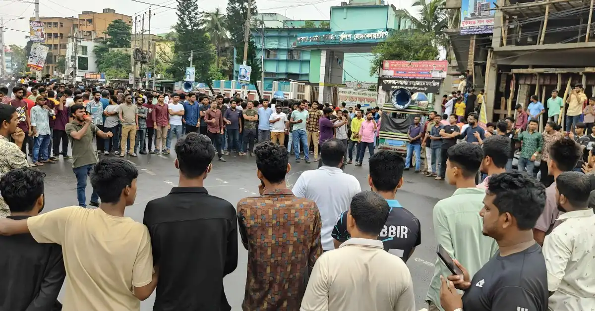 কেএমপি কমিশনারের পদত্যাগ দাবিতে ফের সড়ক অবরোধ, খুলনায় উত্তপ্ত পরিস্থিতি
