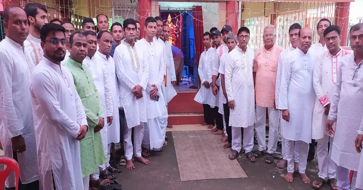 রাউজানে রক্ষাকালী মন্দিরে অভিষেক ও চণ্ডীযজ্ঞে ভক্তদের অংশগ্রহণ। রাউজানে শ্রী শ্রী রক্ষাকালী মন্দির পরিচালনা পরিষদের অভিষেক ও বিশ্বশান্তি চণ্ডীযজ্ঞ অনুষ্ঠিত