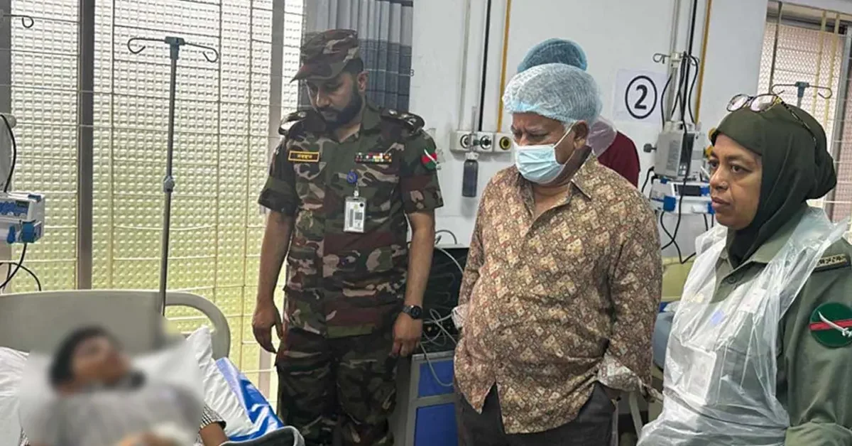 সিএমএইচে মাইলস্টোন দুর্ঘটনায় আহতদের খোঁজ নিলেন নৌ উপদেষ্টা