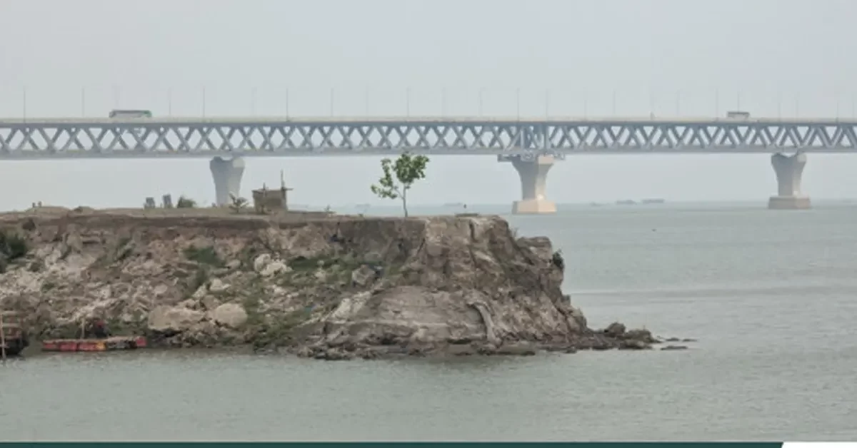 পদ্মা সেতু সংলগ্ন রক্ষা বাঁধে বড় ধস আতঙ্কে ছয় শতাধিক পরিবার