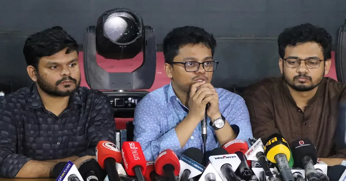 ঢাকা বিশ্ববিদ্যালয়ের টিএসসিতে সংবাদ সম্মেলনে বক্তব্য দিচ্ছেন ছাত্রশিবিরের নেতারা। ছবি: সংগৃহীত হাসিনার রাজনীতি টিকিয়ে রাখতে বামদের বর্ণচোরা ষড়যন্ত্র: অভিযোগ ঢাবি শিবির সভাপতির