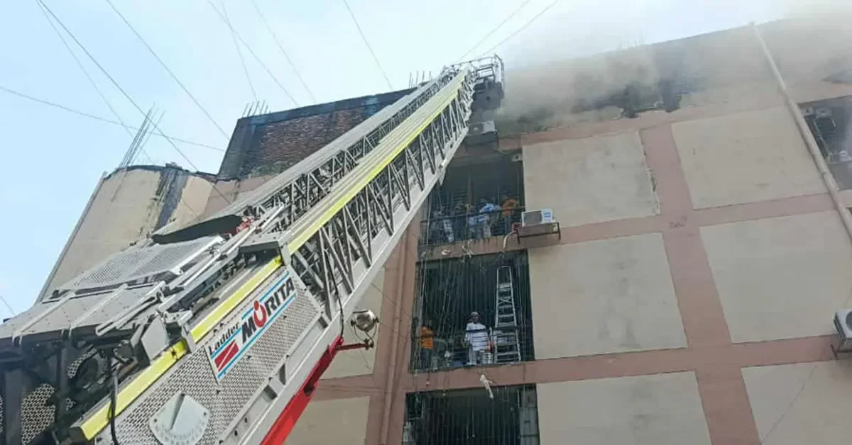 সুন্দরবন স্কয়ার মার্কেটে আ’গু’ন কাজ করছে ফায়ার সার্ভিসের ১১ ইউনিট